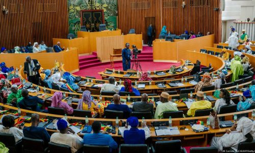 Débat autour de la Constitution au Sénégal : Pouvoir et opposition face à une réforme majeure