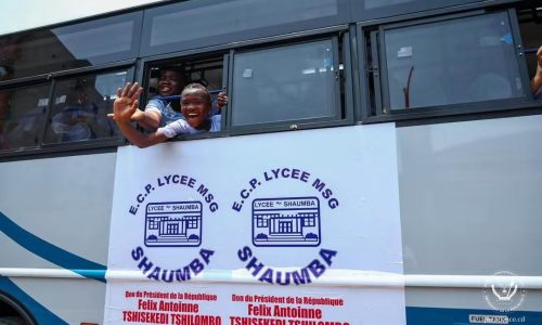 Tshisekedi dote le Lycée Monseigneur Shaumba de bus et d’ordinateurs