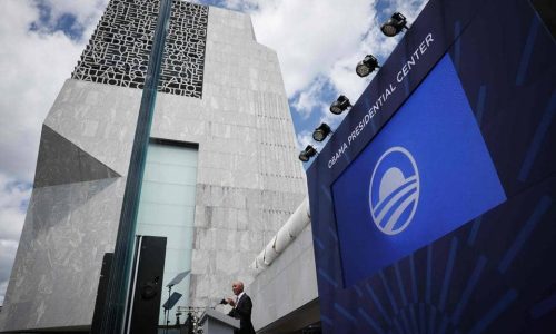 Barack Obama inaugure son centre présidentiel à Chicago devant Biden, Bush et Clinton