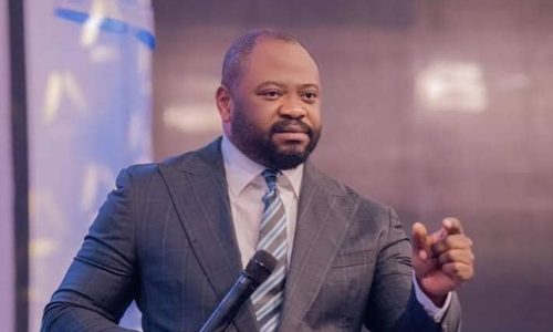 Pasteur Moïse Mbiye : Pourquoi certains chants chrétiens sont interdits dans son Église